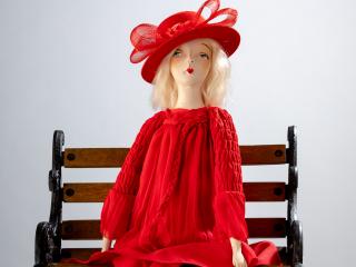 Девушка в красном.