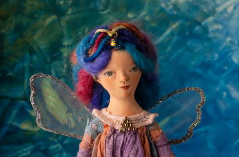 Дюймовочка на темном фоне